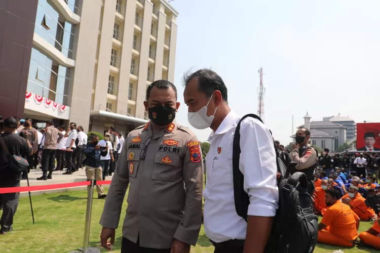Kasat Reskrim Polres Kendal AKP Agus Budi Yuwono bersama Kapolres Kendal AKBP Jamal Alam. (edi prayitno/kontributor Kendal)