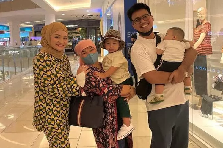 Adzam Lengket dengan Frans Faisal, apakah beri dukungan untuk Nathalie Holscher. (Instagram/ @dewizuhriati)