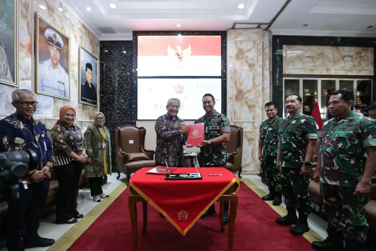 Penandatanganan Nota Kesepahaman (MoU) antara bank bjb dengan TNI tentang Penyediaan dan Penggunaan Jasa Layanan Perbankan bagi Anggota TNI (Foto: Humas bank bjb)
