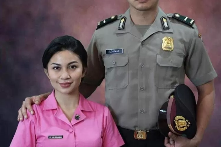  potret Nicholas Saputra dan Ariel Tatum pada saat mengenakan seragam polisi dan bayangkhari di Film Sayap-Sayap Patah (Instagram/sayapsayappatahfilm)
