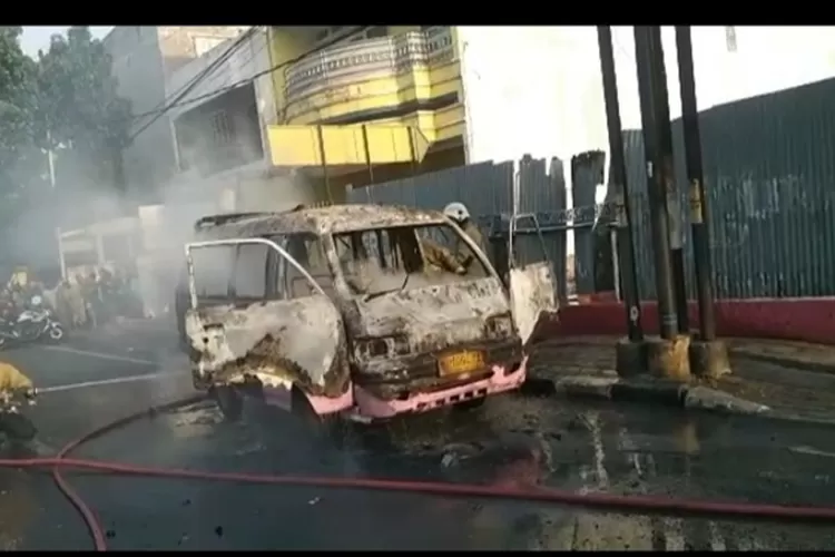 Kebakaran angkot di Karangayu pagi tadi. Dalam kebakaran ini tidak ada korban jiwa. (Damkar Semarang)