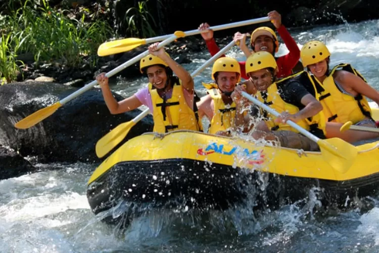 Arung jeram, salah satu kegiatan yang bisa dilakukan di destinasi wisata sungai di Indonesia. (Twitter)