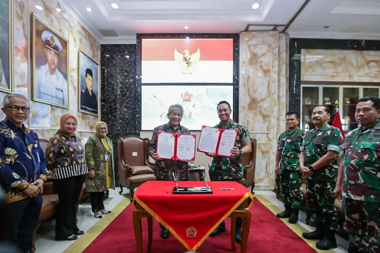 Direktur bank bjb Yuddy Renaldi dan Panglima TNI Jenderal Andika Perkasa,. (Dokumen bank bjb.)
