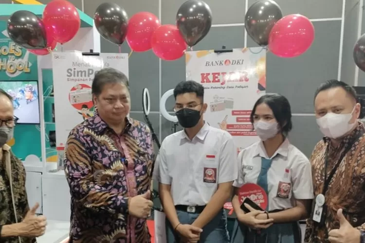 Pimpinan BUMD Pemprov DKI Jakarta, Bank DKI terus mendorong pelajar di Jakarta untuk memiliki tabungan Simpel  dan Monas.