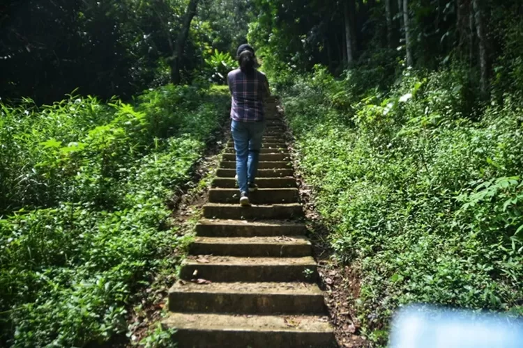Salah seorang wisatawan yang menyusuri Ondo Rante. Tempat ini sudah mulai diaktifkan kembali.  (Ayosemarang.com/ Audrian Firhannusa)