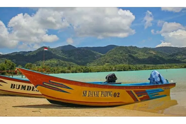 Perahu yang bisa disewa di Danau Pading, Bangka Tengah. (Komunitas Wisata Danau Pading/Sariwijaya)