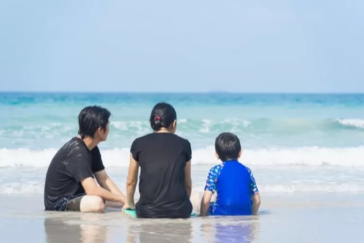 Ilustrasi rekreasi keluarga ke Pantai Soge di Pacitan (wombatzaa via freepik.com)