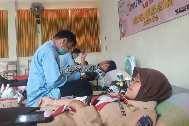 Sejumlah anggota Pramuka Kwarran Batang mendonorkan darahnya di Aula SMK Bakti Praja, Dracik Kampus, Proyonanggan Selatan, Kabupaten Batang pada Kamis, 25 Agustus 2022. (Foto: dok)
