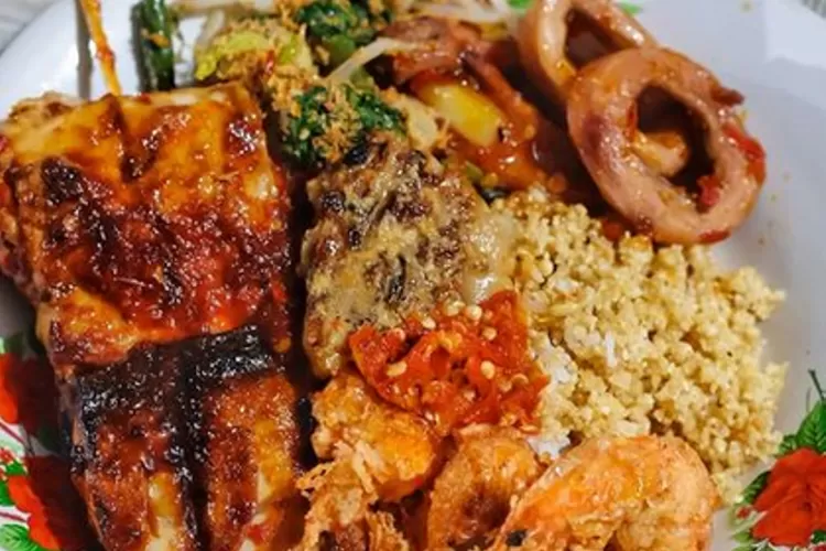 Hidangan wisata kuliner di warung makan Sari laut Bu Gandos (Akun Instagram @the.lucky.belly)