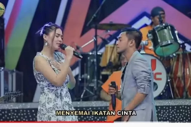 Nella Kharisma saat mengcover lagu Memori Berkasih karya penyanyi asal Malaysia, Siti Nordiana (Youtube Khatulistiwa Record )