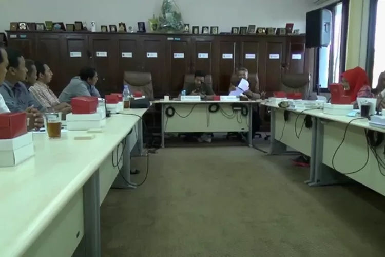 Perwakilan Paguyuban Pedagang Alun-alun Kaliwungu audiensi dengan Komisi B DPRD Kendal.  (edi prayitno/kontributor Kendal)