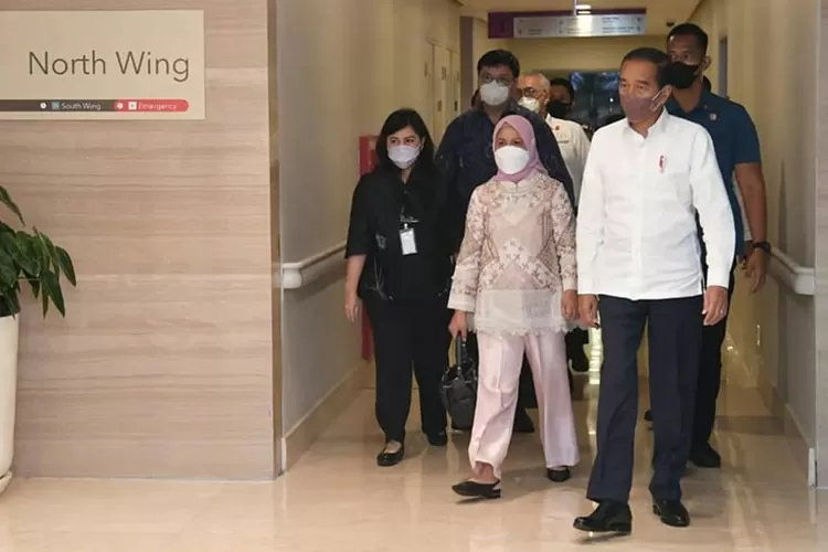Presiden Jokowi dan Ibu Negara Iriana di Rumah Sakit (RS) Pondok Indah Jakarta, Kamis (25/8/2022).  (SMSolo/Instagram @jokowi)