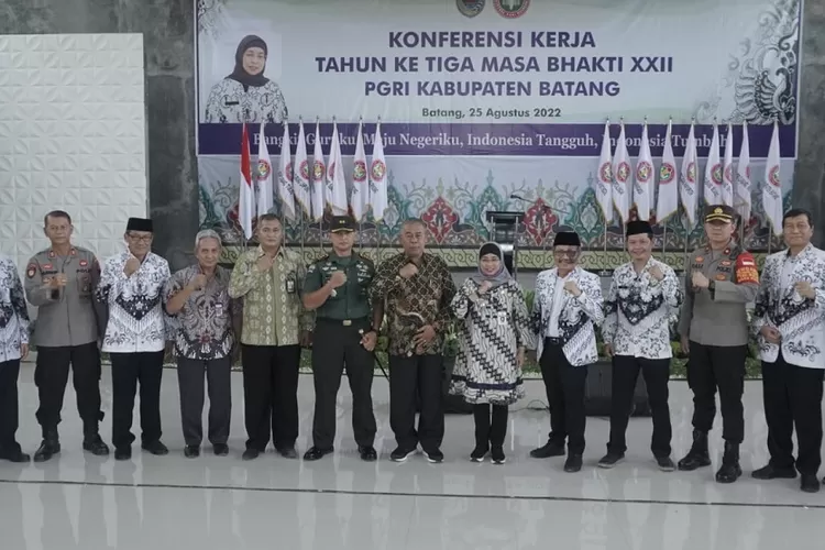 Penjabat Bupati Batang Lani Dwi Rejeki foto bersama dengan jajaran pengurus PGRI Jawa Tengah dan Batang. (Foto: dok)