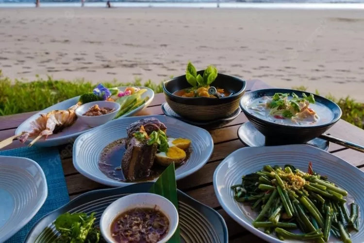 Ilustrasi kegiatan wisata kuliner di Pantai Soge Pacitan (baarssen via freepik.com)
