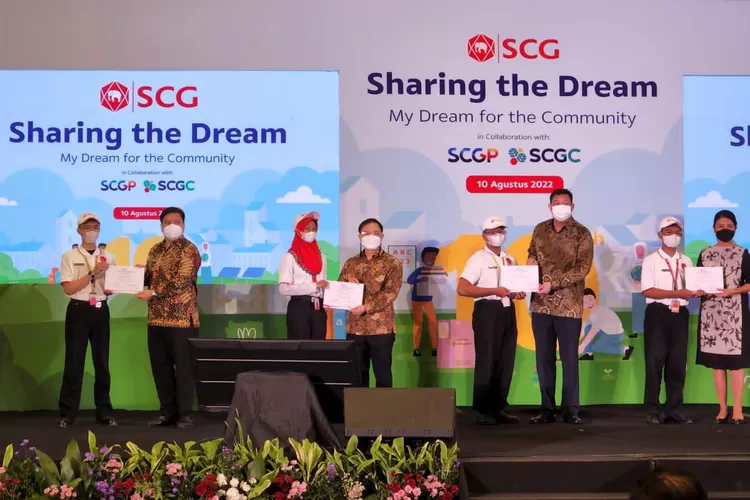 PT Fajar Paper melalui program Sharing the Dream memberikan 493 beasiswa tingkat pelajar di Kabupaten Bekasi. (FOTO: Humas PT Pajar Paper).