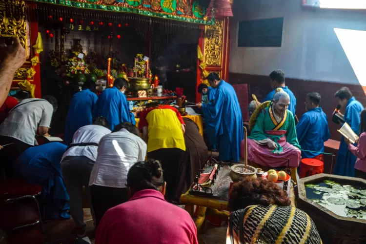 Ritual King Hoo Ping di Kelenteng Tay Kak Sie. Acara ini untuk memberi persembahan kepada arwah dan masyarakat. 