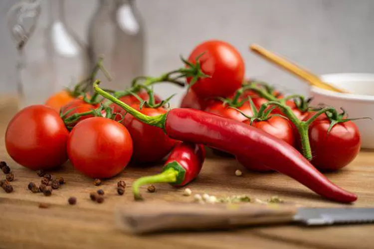 ilustrasi tomat dan cabai berikut Manfaat Sayuran Merah Bagi Kesehatan! (pixabam)