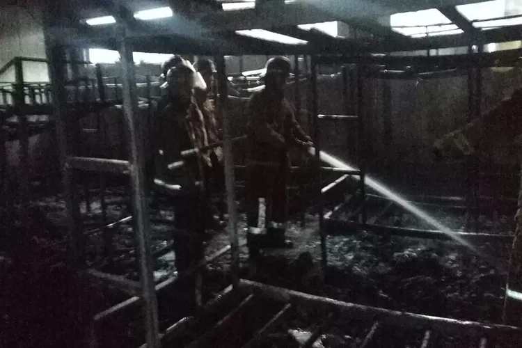 Kebakaran di Pesantren Al Ihsan Baron, Cijahe, Kelurahan Cilendek, Kecamatan Bogor Barat, Kota Bogor, Jumat (26/08/2022). (Foto/Adi-Bogorinsider)