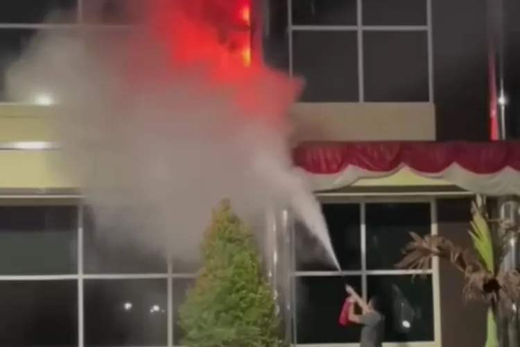 Gedung Polda Sumut terbakar Kamis, 25 Agustus 2022 malam (Instagram @tkpmedan)