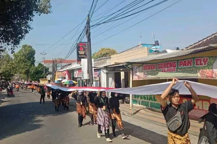 Ratusan mahasiswa UIN Raden Mas Said Surakarta membentangkan Bendera Merah Putih sepanjang 1.000 meter (Endang Kusumastuti)