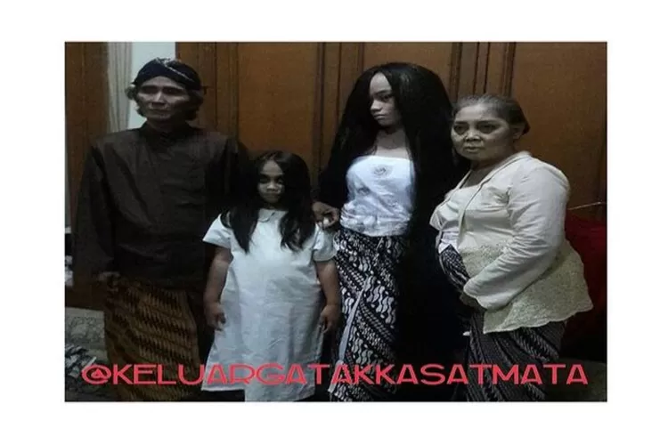 Ilustrasi film keluarga tak kasat mata termasuk Film Horor Indonesia  (instagram @keluargatakkasatmata)