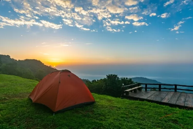 Ilustrasi camping ground terbaik di Magetan dengan berbagai macam manfaat camping. (loveischiangrai via freepik.com)
