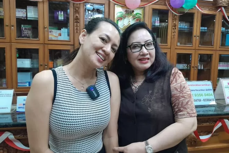  Artis Yeyen Lidya bersama Sri Jarwati, pemilik Queen Beauty Clinic di Sunter