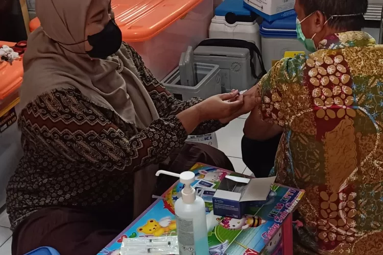 Ratusan Nakes di Batang Mulai Mendapat Vaksin Dosis Ke Empat