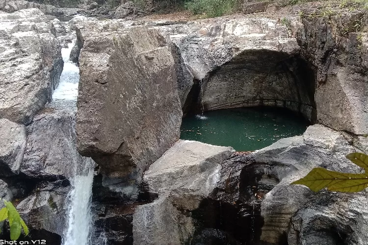 Kolam bulat di atas puncak Air Terjun Cunca Wulang Manggarai Barat NTT  (Feliks Janggu )