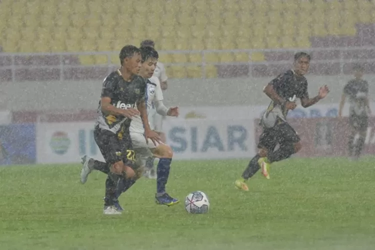 Dias Angga Putra saat berduel dengan Taisei Marukawa di Piala Presiden. Dewa United sudah pegang pemain kunci PSIS Semarang.  (Ayosolo.com/ Lukas Budi Cahyono)