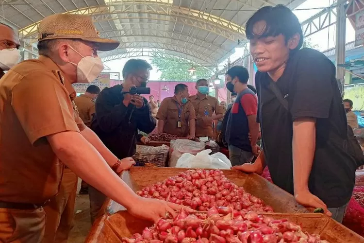 Pj Bupati Bekasi Dani Ramdan bercengkerama dengan pedagang  Pasar Induk Cibitung yang sedang direvitalisasi (Newsroom)