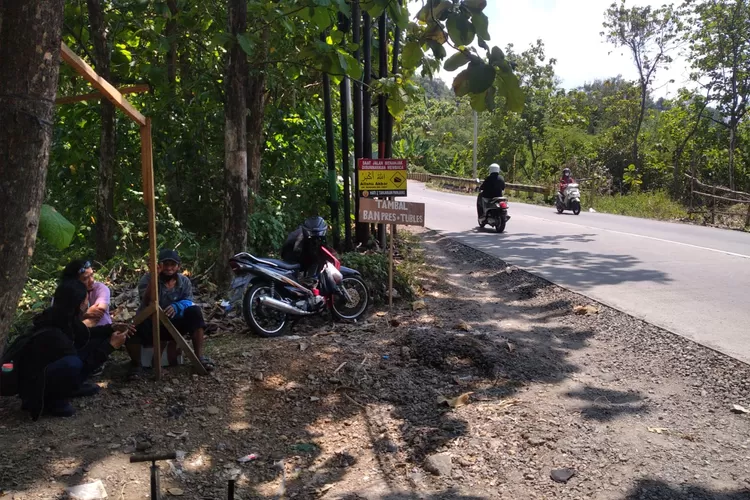 Tukang Tambal Ban di Sigar Bencah Semarang jadi saksi banyak kecelakaan dan rasakan kehadiran mahluk astral. (Ayosemarang.com/ Audrian Firhannusa)