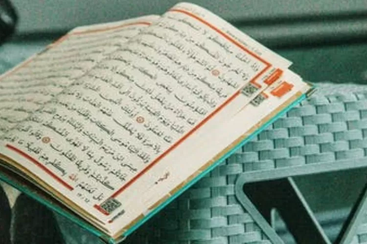 Ilustrasi memahami cara menulis surat At Tin 8 ayat dari materi Agama Islam kelas 4 SD/MI Kurikulum Merdeka