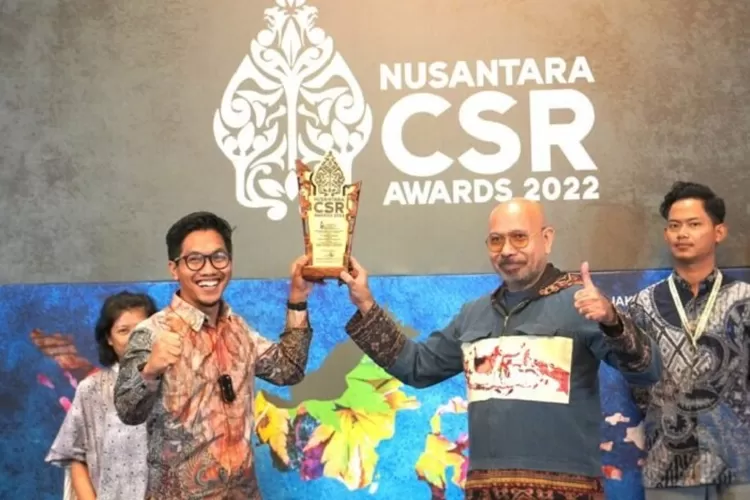 Chairman The La Tofi School of CSR, La Tofi (dua dari kanan), menyerahkan Penghargaan Nusantara CSR Awards 2022 kepada Hendra, Departemen Komunikasi dan Hukum PT Semen Gresik di Hotel Indonesia Kempinski, Jakarta