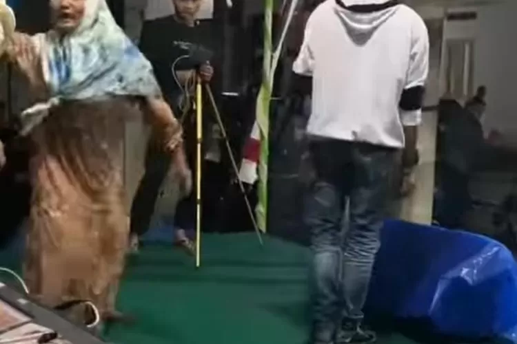 terlihat seorang istri sedang mengamuk di panggung. (tangkapan layar  instagram @terangmedia)