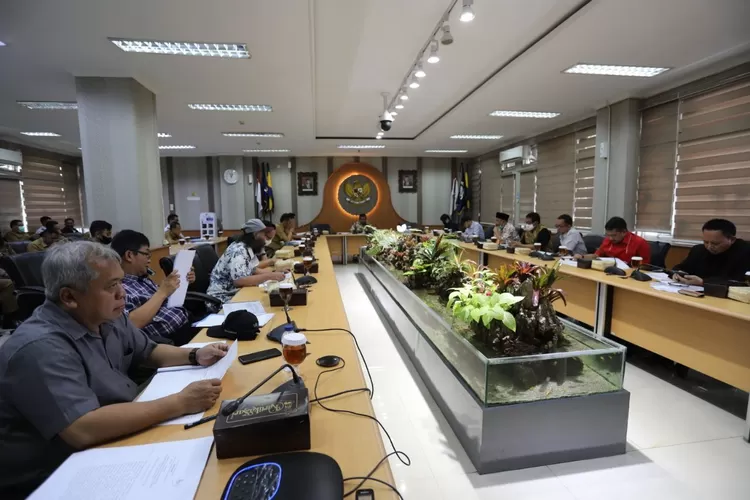 Badan Anggaran DPRD Kota Bandung membahas finalisasi RKUPA dan PPAS Tahun Anggaran 2022, bersama Tim Anggaran Pemerintah Daerah (TAPD,) di Ruang Rapat Rapat Bamus DPRD Kota Bandung, kemarin ini.  Nicko/Humpro DPRD Kota Bandung   
