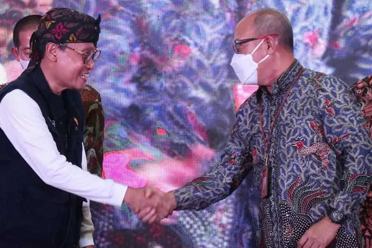 Direktur Konsumer Ritel &amp; Usaha Syariah Bank Jatim R. Arief Wicaksono saat penandatangan PKS dengan Kepala BPPSDMP Kementerian Pertanian di Bumi Perkemahan Ragunan Jakarta