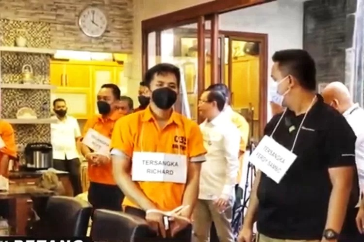 Bharada E saat menjalani rekonstruksi di Duren Tiga, Jakarta Selatan. (Youtube Polri TV)