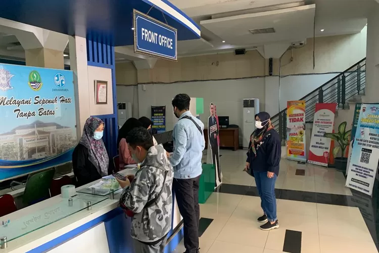 Momen masyarakat mengikuti Program Pemutihan Pajak Kendaraan SAMSAT Subang. (Alurinformasi)