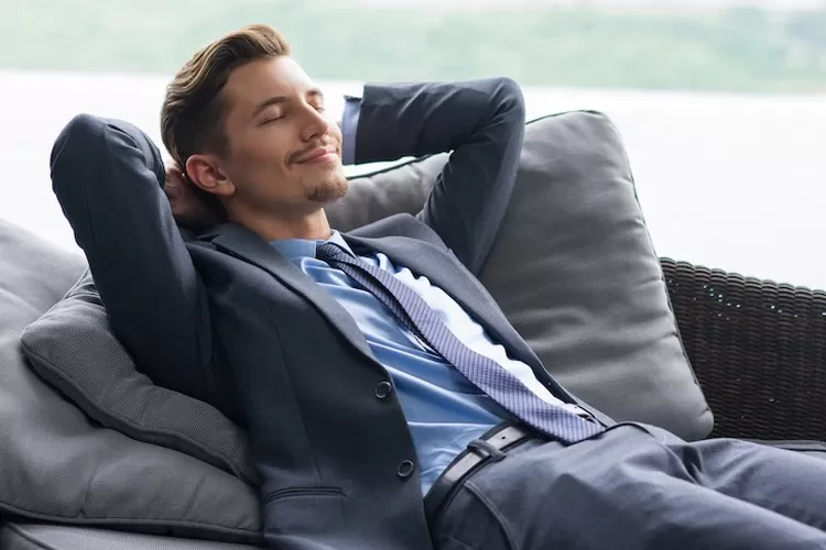 Foto Screenshot Pria Bersantai dan Menghilangkan Stres Setelah Bekerja Seharian (katemangostar via freepik)