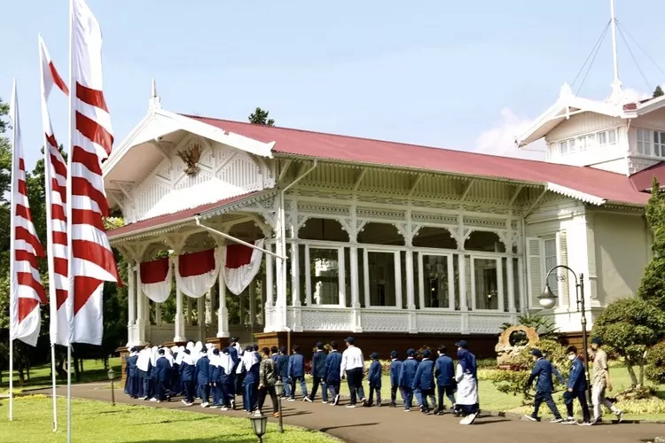 Siswa-siswi SMP Prima Cendekia Islami (PCI) secara tertib memasuki salah satu ruangan yang ada di Istana Presiden Cipanas - Foto: Henry Lykmanul Hakim