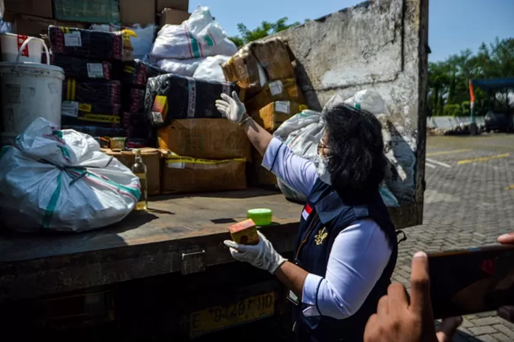 Kepala BPOM Semarang Sandra MP Lintin saat melakukan pemusnahan obat dan kosmetik ilegal. BPOM Semarang memperingatkan bahaya obat tetes mata ilegal yang dijual secara online.  (Ayosemarang.com/ Audrian Firhannusa)