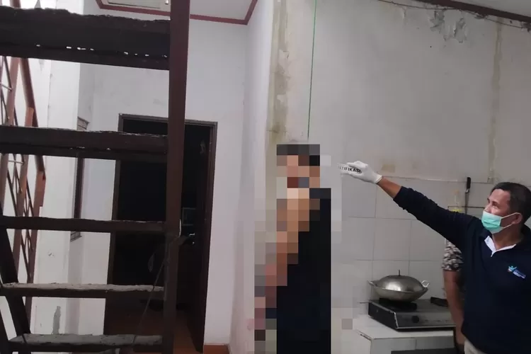 CHL (44) nekat gantung diri gegara terlilit utang di bengkelnya di Empang, Kecamatan Bogor Selatan, Kota Bogor pada, Rabu (31/08/2022). (Foto/Adi-BogorInsider)