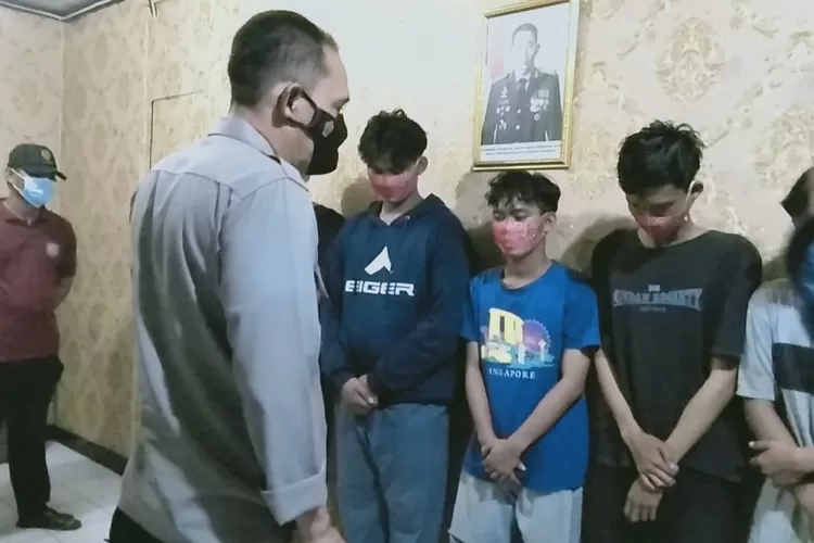 Kapolsek Pamanukan Kompol Undang Sudrajat saat memberi bimbingan moral kepada anak remaja