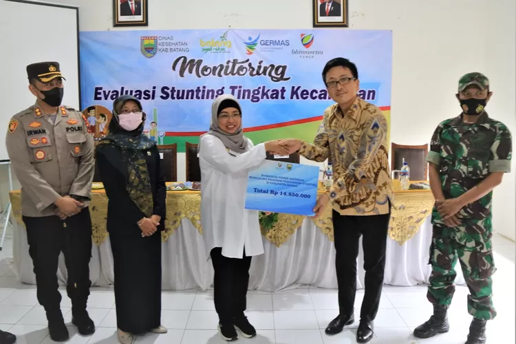 Direktur Operasional PT Bhimasena Power Indonesia, Yoshimitsu Fuji, memberikan bantuan Rp14 juta kepada Pj Bupati Batang Lani Dwi Rejeki untuk percepatan penanganan stunting di Desa Pesalakan, Kecamatan Bandar pada Rabu, 31 Agustus 2022. (AyoSemarang/ Muslihun - Kontributor Batang)