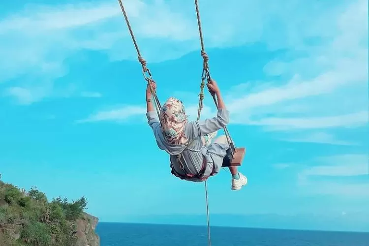 Jogja swing, salah satu spot menarik untuk memacu adrenalin dengan menaiki ayunan di ketinggian. ( Akun Instagram @deviabilqis)