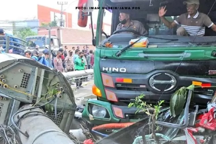 Kecelakaan lalu lintas di daerah Jawa Barat kembali terjadi pada siang tadi.Kecelakaan tersebut terjadi di Jalan Sultan Agung, depan SDN Kota Baru 02 dan 03 Kranji, Bekasi, Jawa Barat, pada Rabu 31 Agustus 2022. (Instagram/@jawapos)