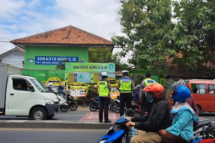 Sejumlah karangan bunga di depan SDN Kota Baru 02 dan 03 untuk siswa korban kecelakaan maut truk kontainner di Jalan Sultan Agung, Kota Baru, Bekasi Selatan pada Rabu (31/8/2022). (FOTO: Dharma/Suarakarya.id). 