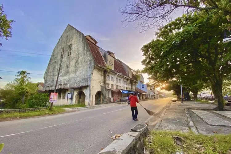 Kota Tua Padang, kawasan wisata yang menyajikan pemandangan klasik ala eropa tempo dulu. (ig @superemen)