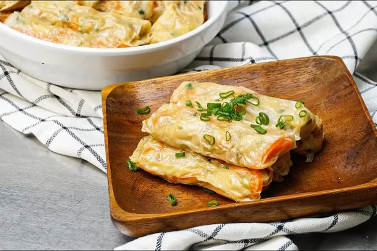 Lumpia menjadi camilan wajib saat Imlek. Berikut resep dan cara membuat lumpia ayam kulit tahu yang bisa kamu buat. (Capture YouTube Albert Eduard )